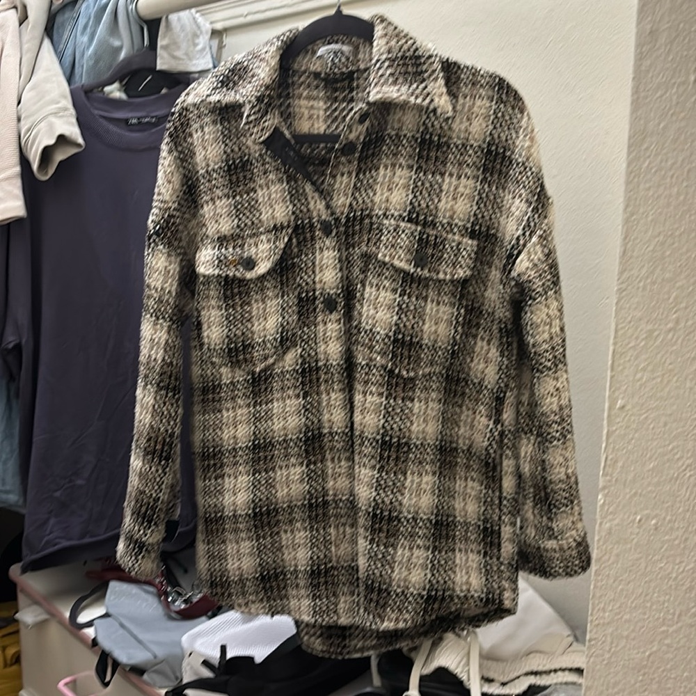 a thick checkered jacket, suitable for autumn, looks great with jeans